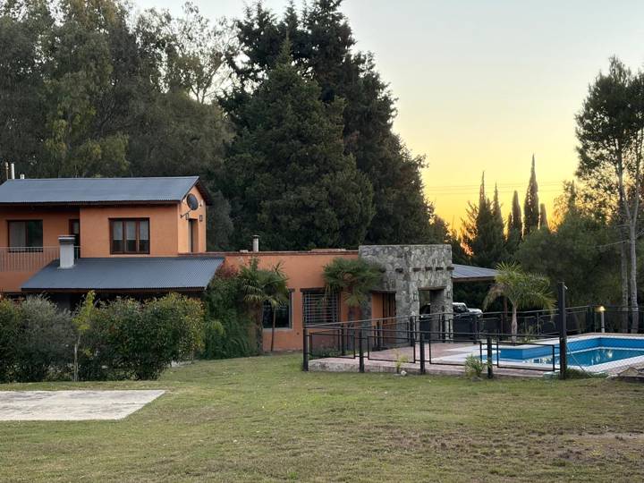La casa y la pileta al atardecer