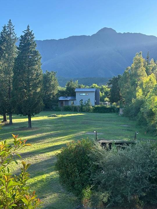 Parque con las sierras de fondo