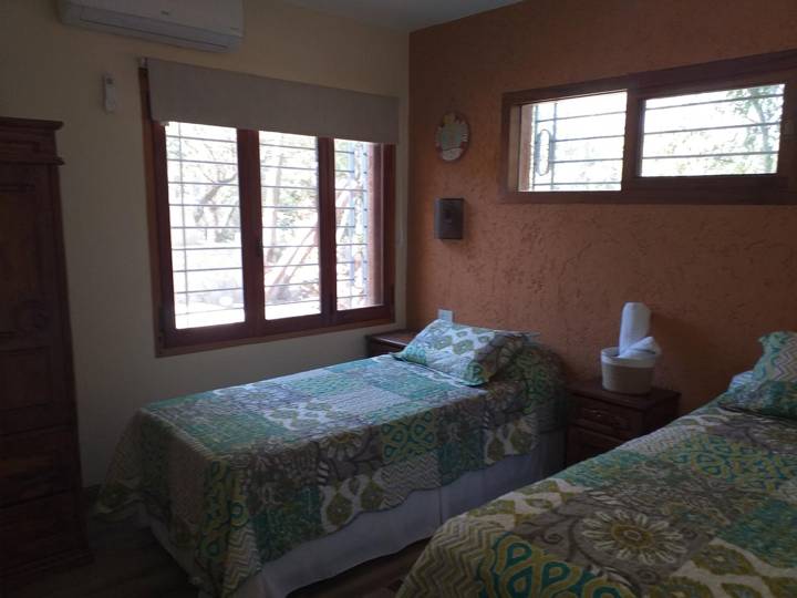 Dormitorio con dos camas