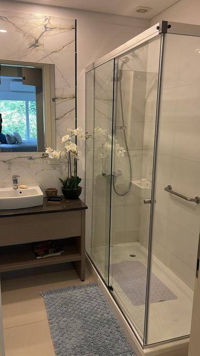 Baño con ducha de vidrio