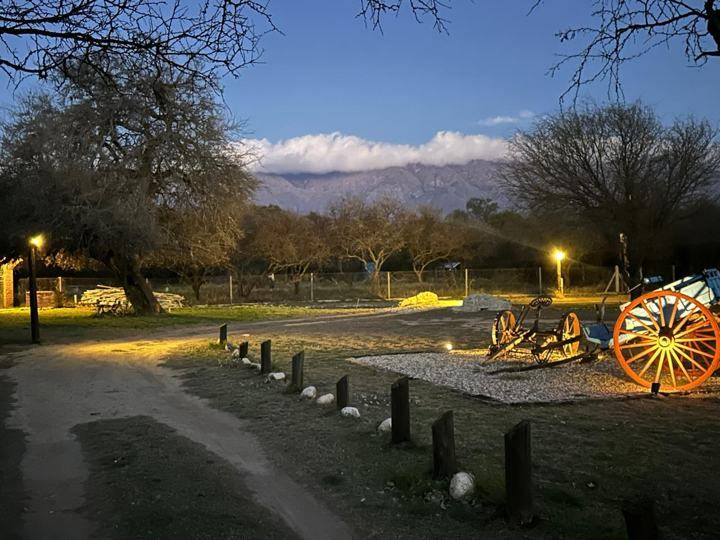 Atardecer con las sierras de fondo