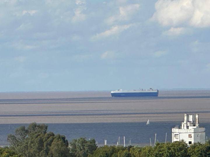 Barco cruzando el Río de la Plata