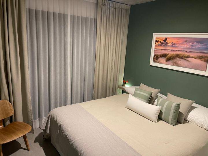 Dormitorio con luz natural